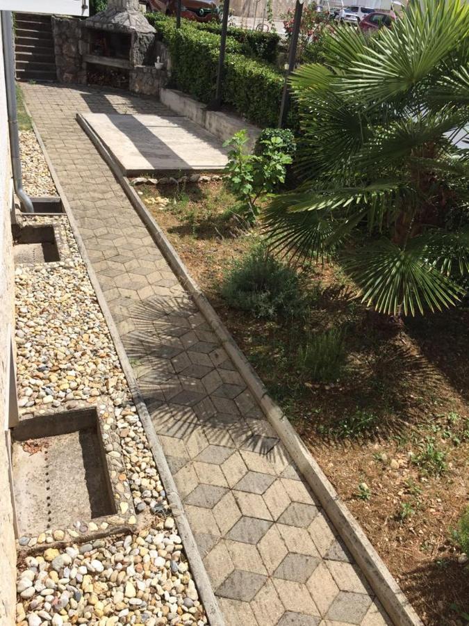 Apartmani Ana Malinska Exteriör bild