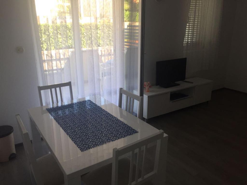 Apartmani Ana Malinska Exteriör bild