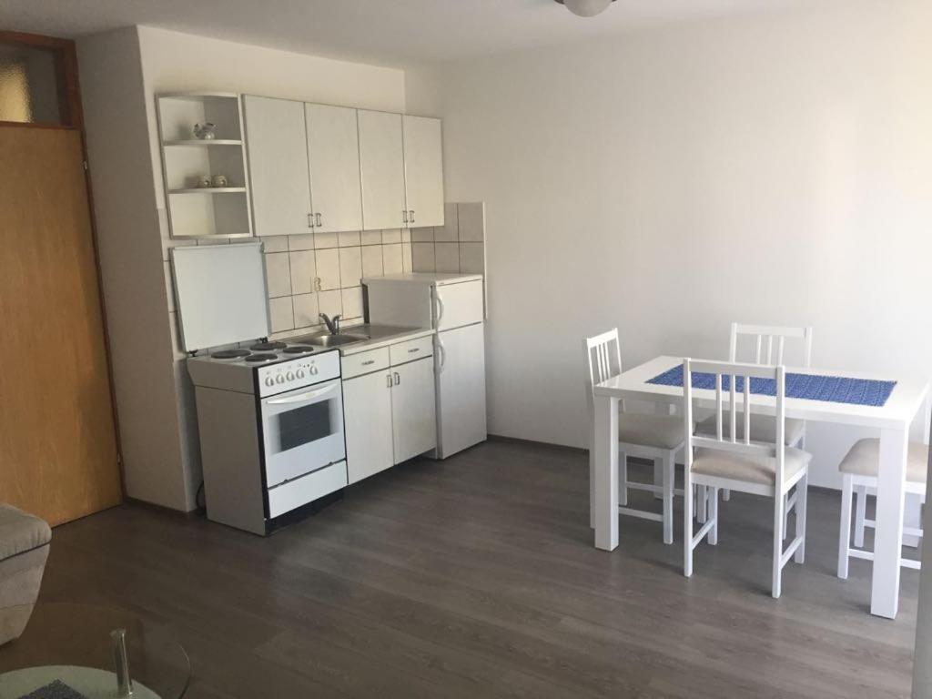 Apartmani Ana Malinska Exteriör bild